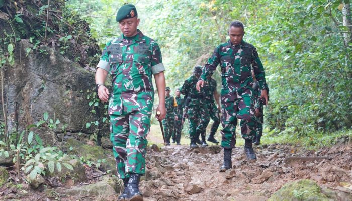 Tak Hanya Berlatih Tempur, Prajurit Divif 3 Kostrad Hadir Jadi Sahabat bagi Masyarakat