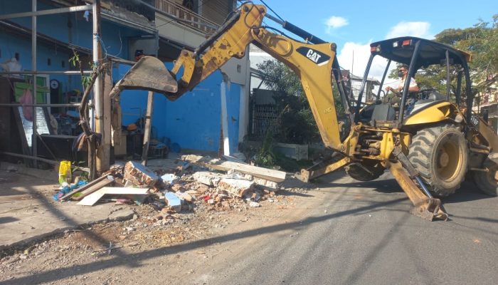 Puluhan Lapak Berdiri hingga 40 Tahun di Atas Drainase, Kecamatan Mariso Lakukan Penertiban