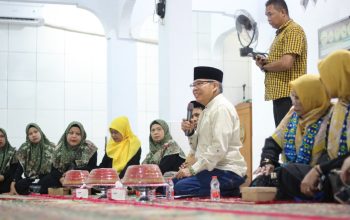 Taufan Pawe Kundapil: Sapa dan Berikan Bantuan Seragam Gratis Kepada Majelis Taklim Al – Azhar