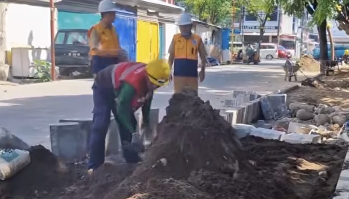 Dinas PU Makassar Tata Trotoar Jl. Tinumbu Pasca Pembongkaran Bangunan di Atas Saluran Air