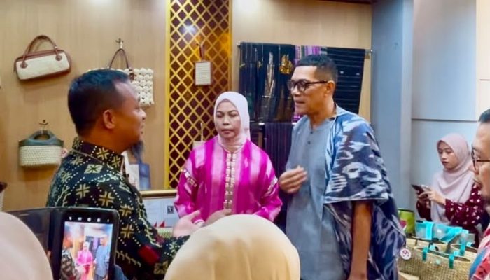 Gubernur Sulsel Apresiasi Miniatur Pinisi Karya UMKM Bulukumba di Pameran HUT Dekranas ke-46