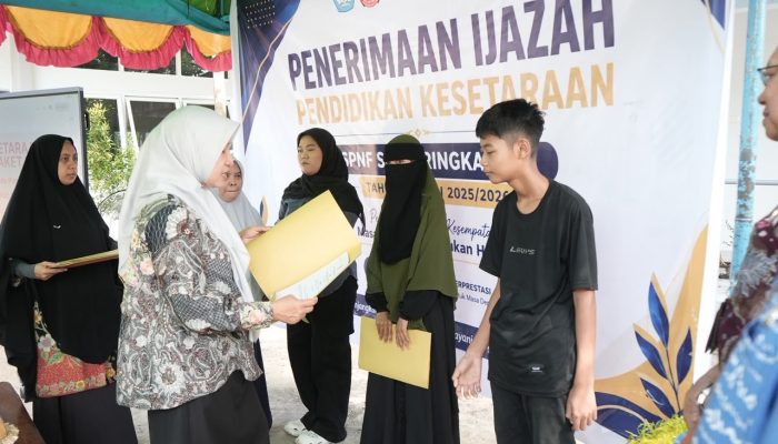 Pemkot Makassar Serahkan 108 Ijazah Kesetaraan, Achi Soleman: Pendidikan Hak Semua Warga