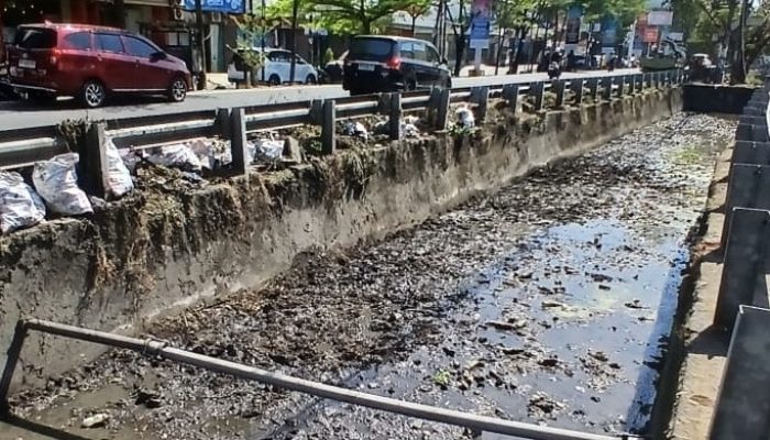 Tindaklanjuti Aduan Lontara Plus, Satgas Drainase PU Makassar Normalisasi Saluran Kanal
