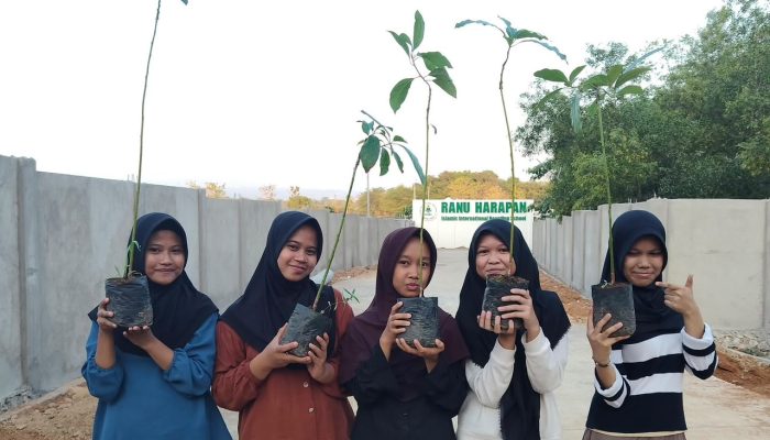 Belajar Investasi Masa Depan, Murid RHIIBS Tanam 3 Pohon Per Orang