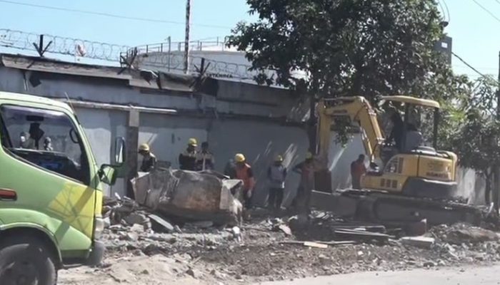Dinas PU Makassar Normalisasi Drainase Pascapenertiban PKL di Jalan Ujung Tanah