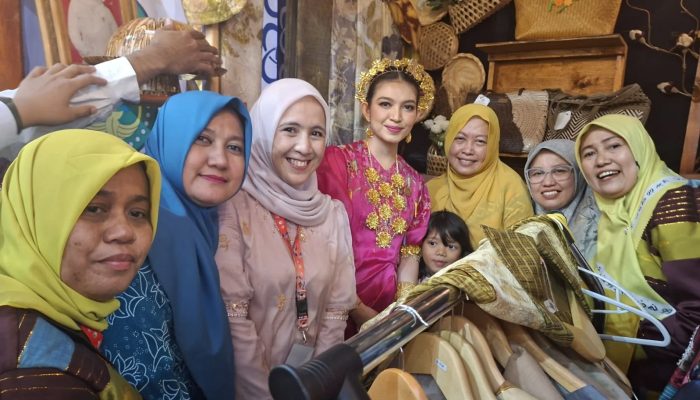 Produk Ecoprint Sinjai Curi Perhatian Ketua Umum Dekranas pada Pameran HUT ke-46 Dekranas di Makassar