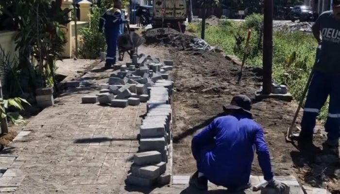 Tindak Lanjuti Aduan Lontara+, Dinas PU Makassar Pasang Paving Blok di Jl. Nurul Muttahid 1