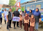 Disdik Sinjai Bersama Komisi E DPRD Sulsel Serahkan Bantuan PIP bagi Siswa SD di Sinjai Barat ‎