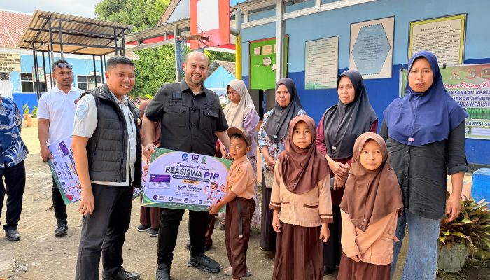 Disdik Sinjai Bersama Komisi E DPRD Sulsel Serahkan Bantuan PIP bagi Siswa SD di Sinjai Barat ‎