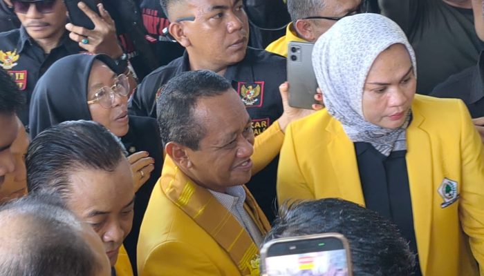 Bahlil Lahadalia Tiba di Makassar, Disambut Antusias Jelang Pembukaan Musda XI Golkar Sulsel