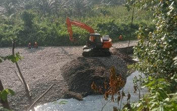 Warga Resah, Excavator Diduga Keruk Material Sungai Dekat Jembatan Penghubung Luwu Utara–Luwu Timur