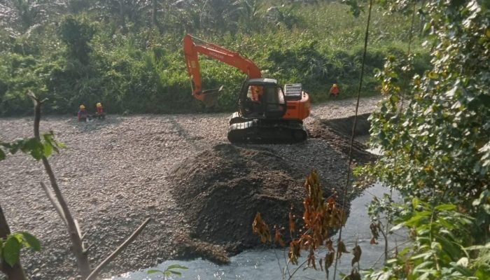Warga Resah, Excavator Diduga Keruk Material Sungai Dekat Jembatan Penghubung Luwu Utara–Luwu Timur