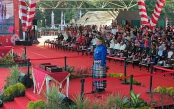 Wali Kota Makassar Pimpin Penurunan Bendera HUT RI ke-81 dengan Balutan Pakaian Adat Bugis