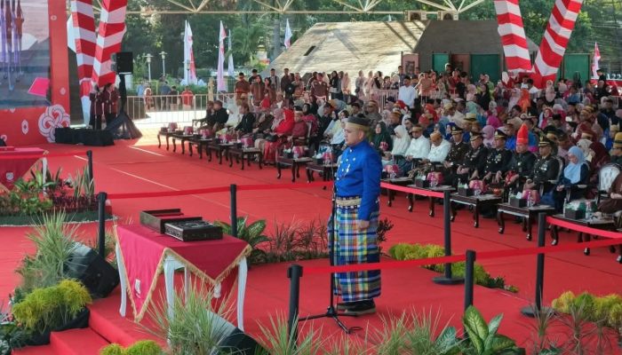 Wali Kota Makassar Pimpin Penurunan Bendera HUT RI ke-81 dengan Balutan Pakaian Adat Bugis