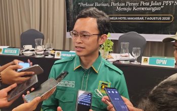 Ilham Ari Fauzi Serahkan SK 13 DPC PPP Sulsel, Delapan Daerah Masih Ditahan
