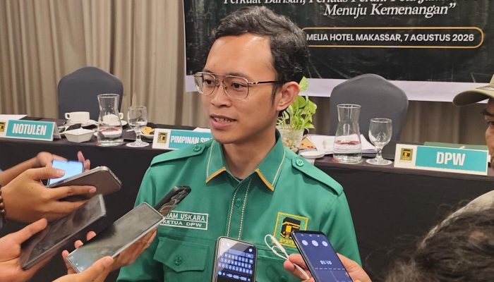 Ilham Ari Fauzi Serahkan SK 13 DPC PPP Sulsel, Delapan Daerah Masih Ditahan