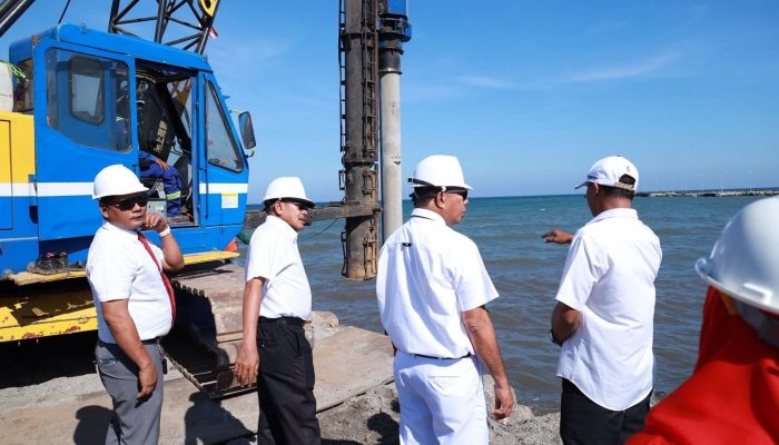 Pemancangan Tiang Tandai Dimulainya Pembangunan Masjid Terapung Pantai Merpati Bulukumba