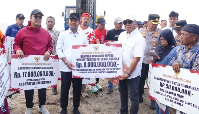 Gubernur Andi Sudirman Serahkan Bantuan Rp8 Miliar untuk Masjid Terapung Pantai Merpati Bulukumba