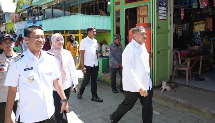 Kadis PU Dampingi Appi Turun Langsun Susuri Lorong Pastikan Bantuan Air Bersih Tersalur