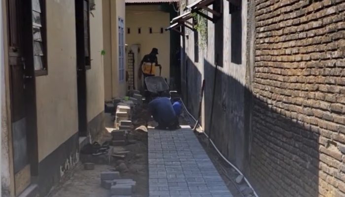 Tindak Lanjuti Aduan Lontara+, Dinas PU Makassar Pasang Paving Blok di Jl. Inspeksi PAM