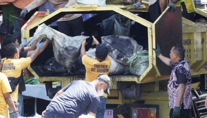 Gercep Pasca-Kebakaran, Perumda Pasar Bersihkan Puing dan Dampingi Pedagang Pa’baeng-baeng