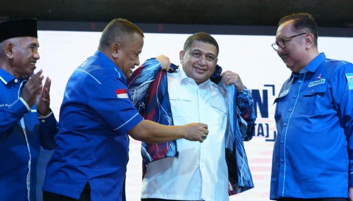 DPP Demokrat Pakaikan Jaket dan Serahkan KTA ke Appi, Babak Baru Politik Dimulai