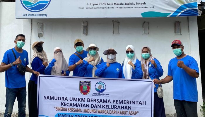 Peduli Kesehatan Warga Samudra UMKM Bagi Ribuan Masker Gratis di Masohi