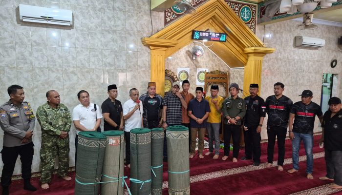 Jumat Berbagi, Garuda Hitam dan Polsek Ujung Tanah Salurkan Karpet untuk Masjid Nurul Jamaah