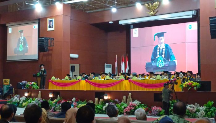 Di Balik Gelar Profesor, Ada Peran Keluarga: Pesan Hamdan Juhannis saat Pengukuhan Tiga Guru Besar