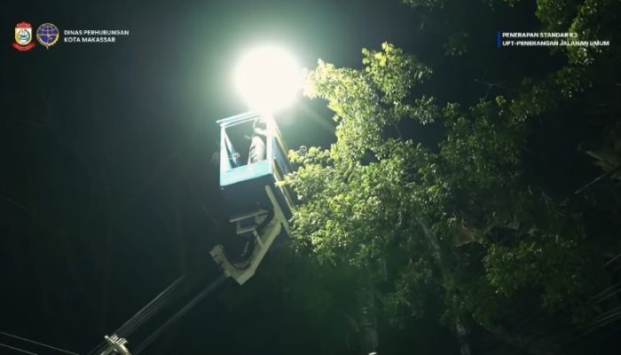 Dishub Makassar Utamakan K3, Pastikan Petugas PJU Bekerja dengan Aman