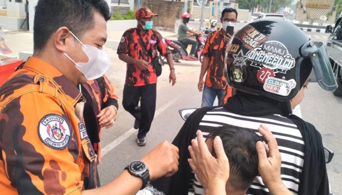 Waspada Asap Karhutla, Pemuda Pancasila Sinjai Turun Jalan Bagikan Seribuan Masker